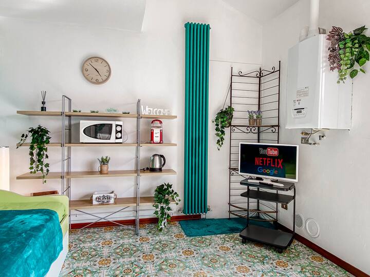 Kona iliyo na televisheni ya Chromecast, oveni ya mikrowevu, birika, mashine ya Popcorn...