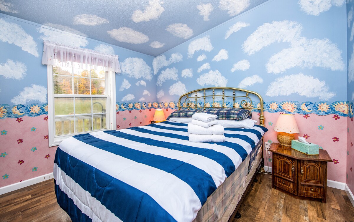 ห้องนอนเล็กมีเตียงขนาดควีนไซส์หรูหราและลิ้นชักขนาดใหญ่