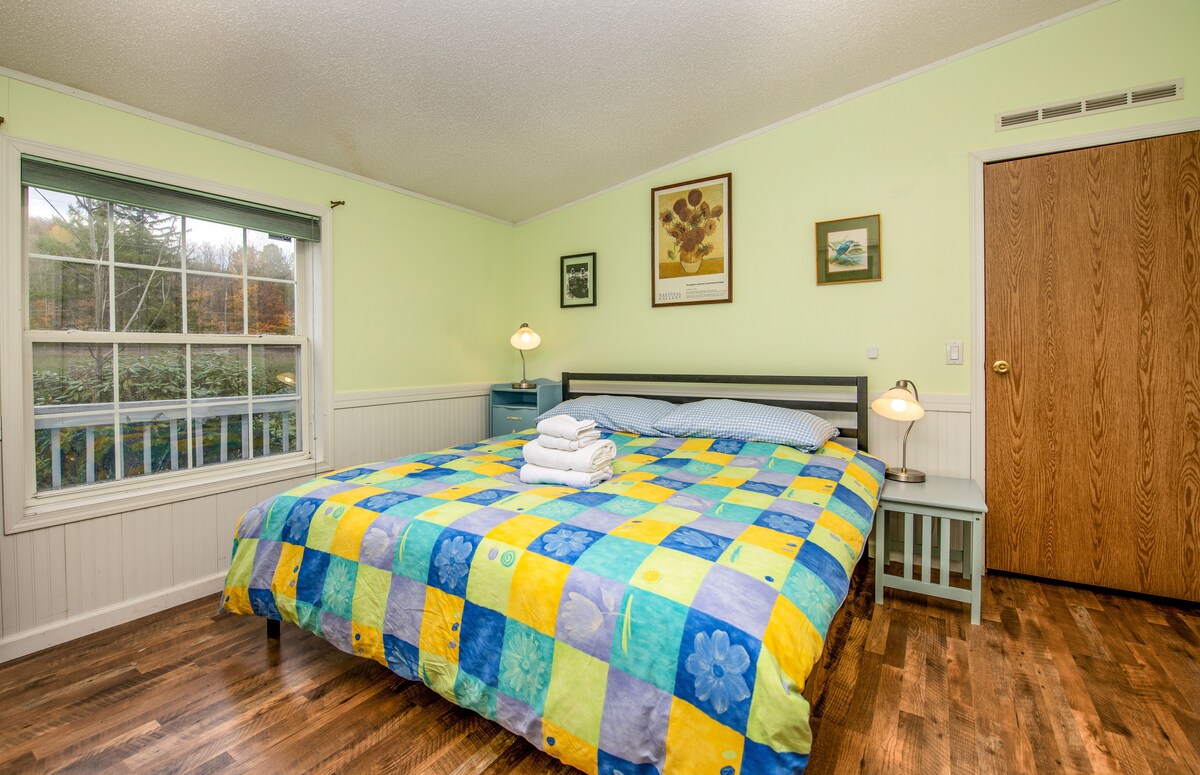 เตียงขนาดคิงไซส์พร้อมท็อปเปอร์ที่นอนสุดหรูและผ้านวมเพื่อการนอนหลับที่ดีเยี่ยม เรามีผ้าขนหนูและผ้าปูทั้งหมดสำหรับการใช้งานของคุณ 