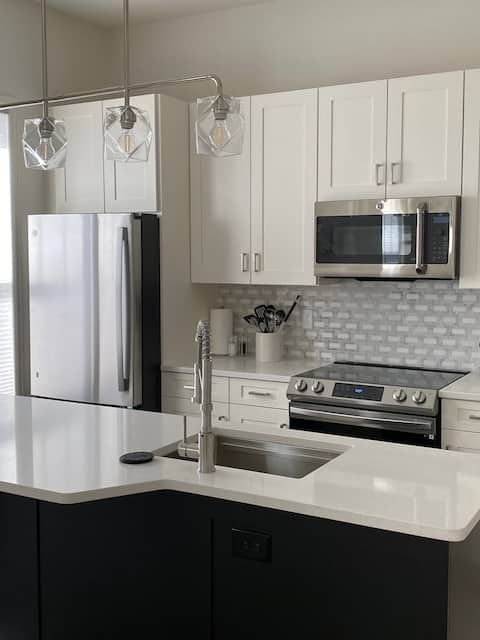 Luxury Apt w King Bed, Fast Int, W/D, Free Parking