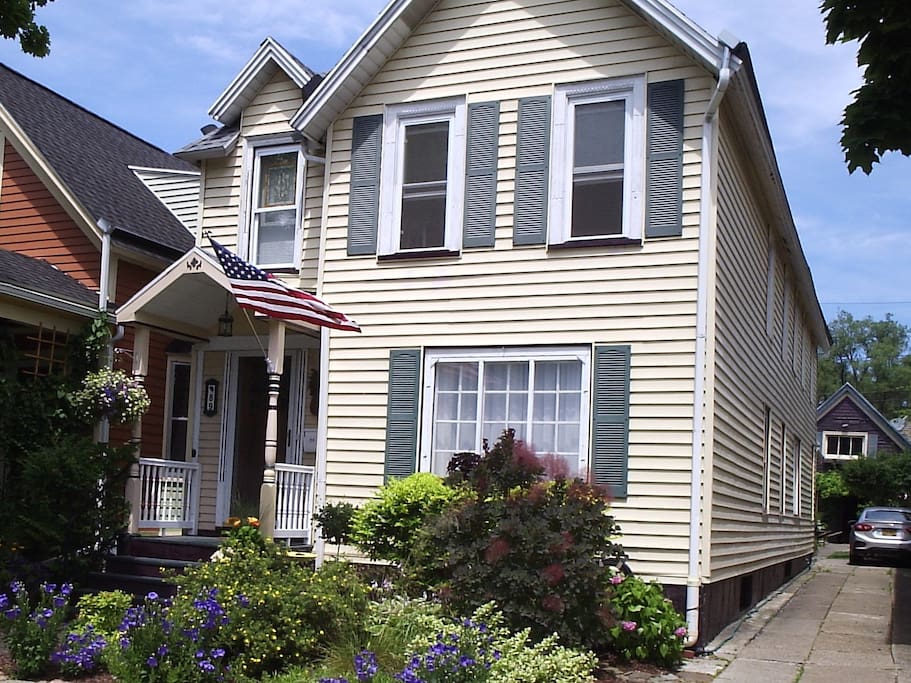 Airbnb Garden Walk District Victorian
