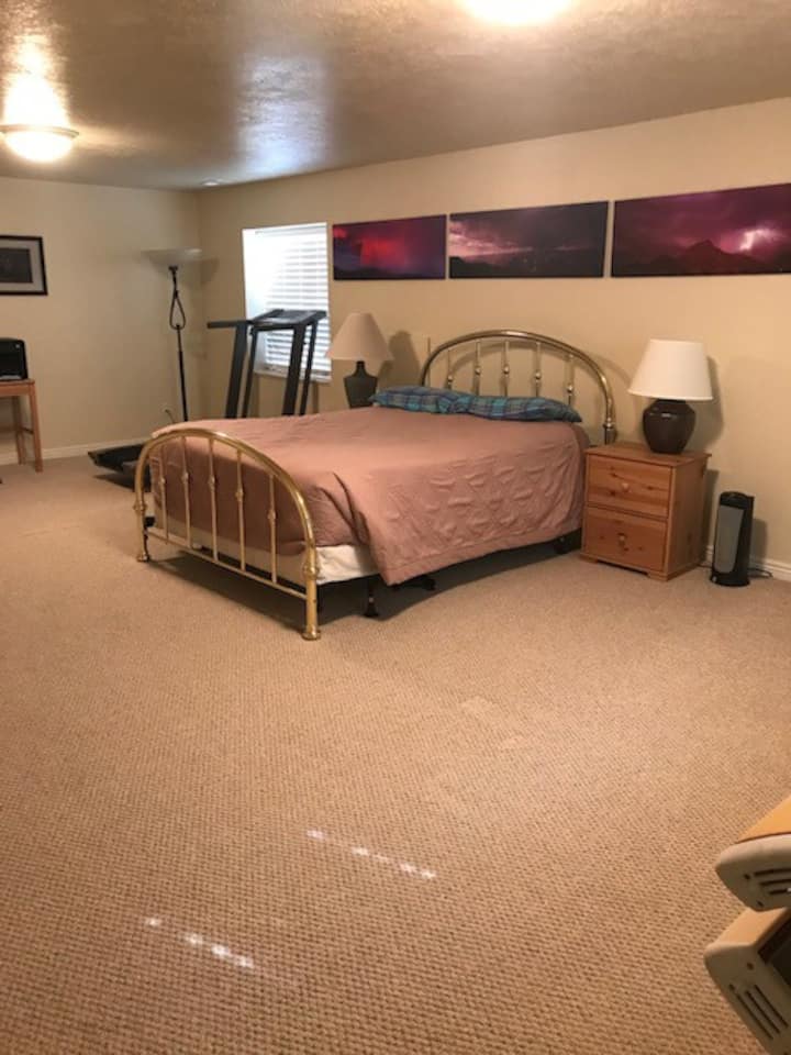 Dormitorio principal extragrande con cama de bronceado, cinta de correr, espacio de trabajo (escritorio/impresora) y, si necesitas una computadora portátil, avísanos. 