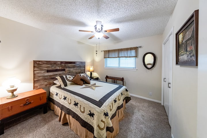 Spálňa číslo 2 - veľkosť Queen.  Veľmi pohodlná posteľ.