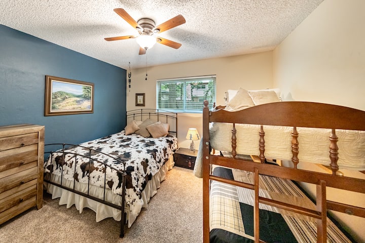 Späť 3. spálňa.  Detská izba s manželskou posteľou a poschodovými posteľami.