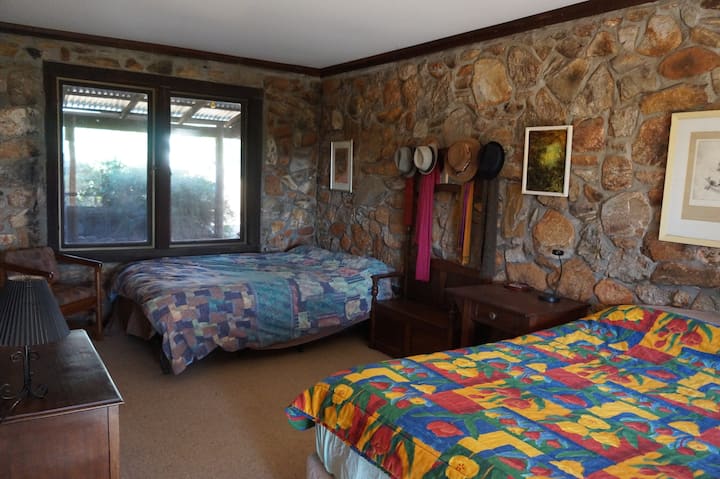 Eco-homestead: კონკრეტული საძინებელი (2) ხედებით მიმდებარე Ferguson Valley