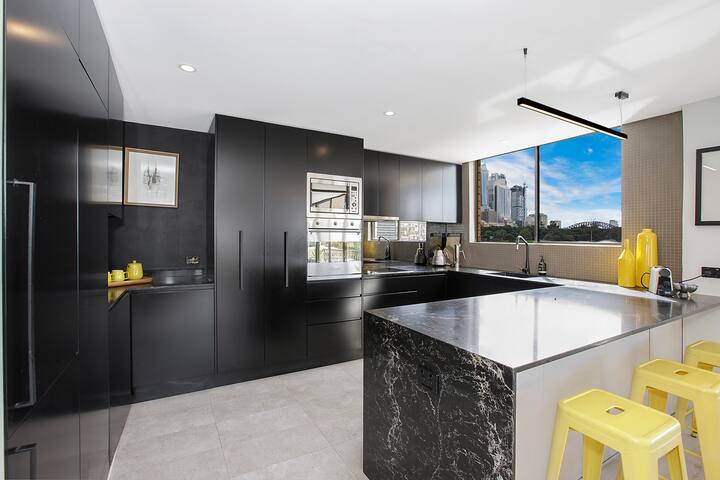 Stylish, Spacious, Spectacular Views Parking & Bbq gallery image 2