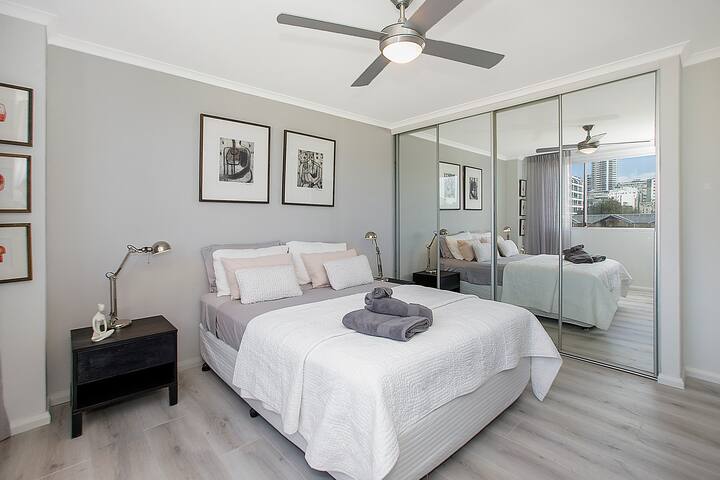 Stylish, Spacious, Spectacular Views Parking & Bbq gallery image 4