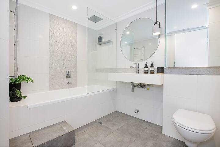 Stylish, Spacious, Spectacular Views Parking & Bbq gallery image 5