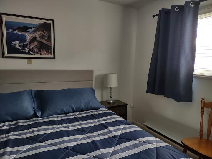 dormitorio #1 arriba (cama king) con foto sobre la cama tomada en  Cabot Trail