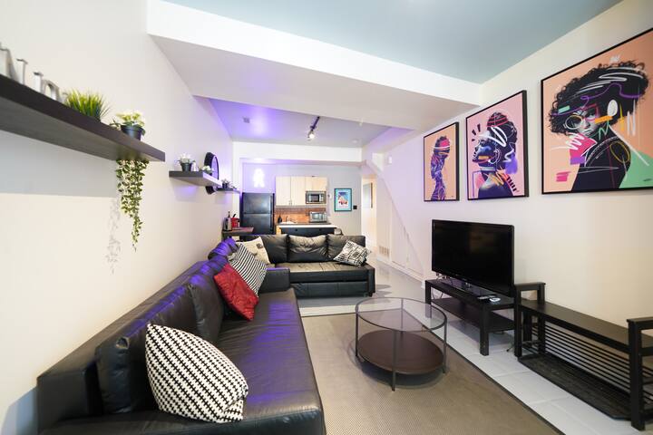 Executive King West Casa Sleeps 14 With 2 Parking gallery image 2