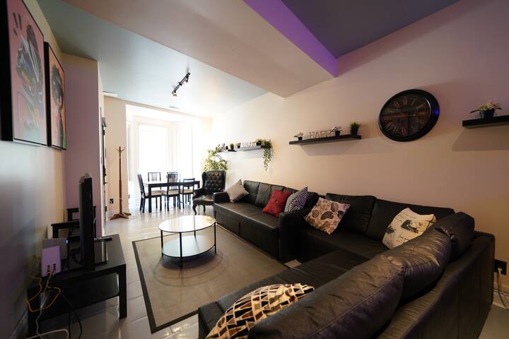 Executive King West Casa Sleeps 14 With 2 Parking gallery image 3