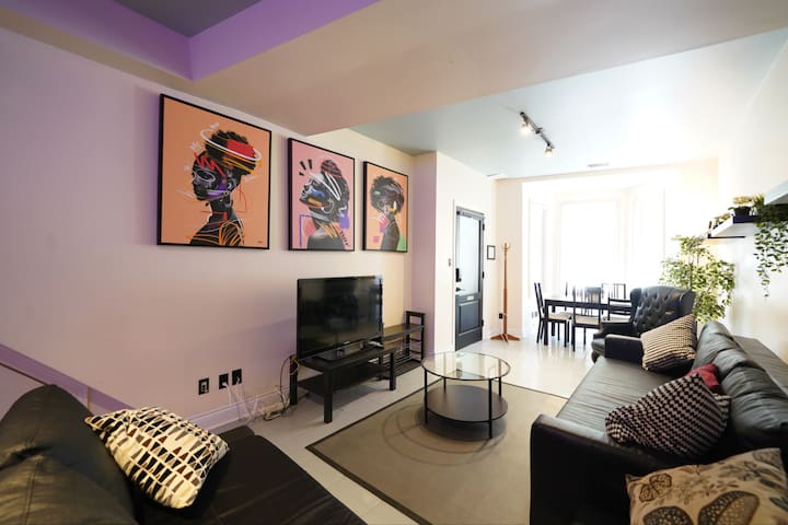 Unique King West Casa Sleeps 14 With 2 Parking