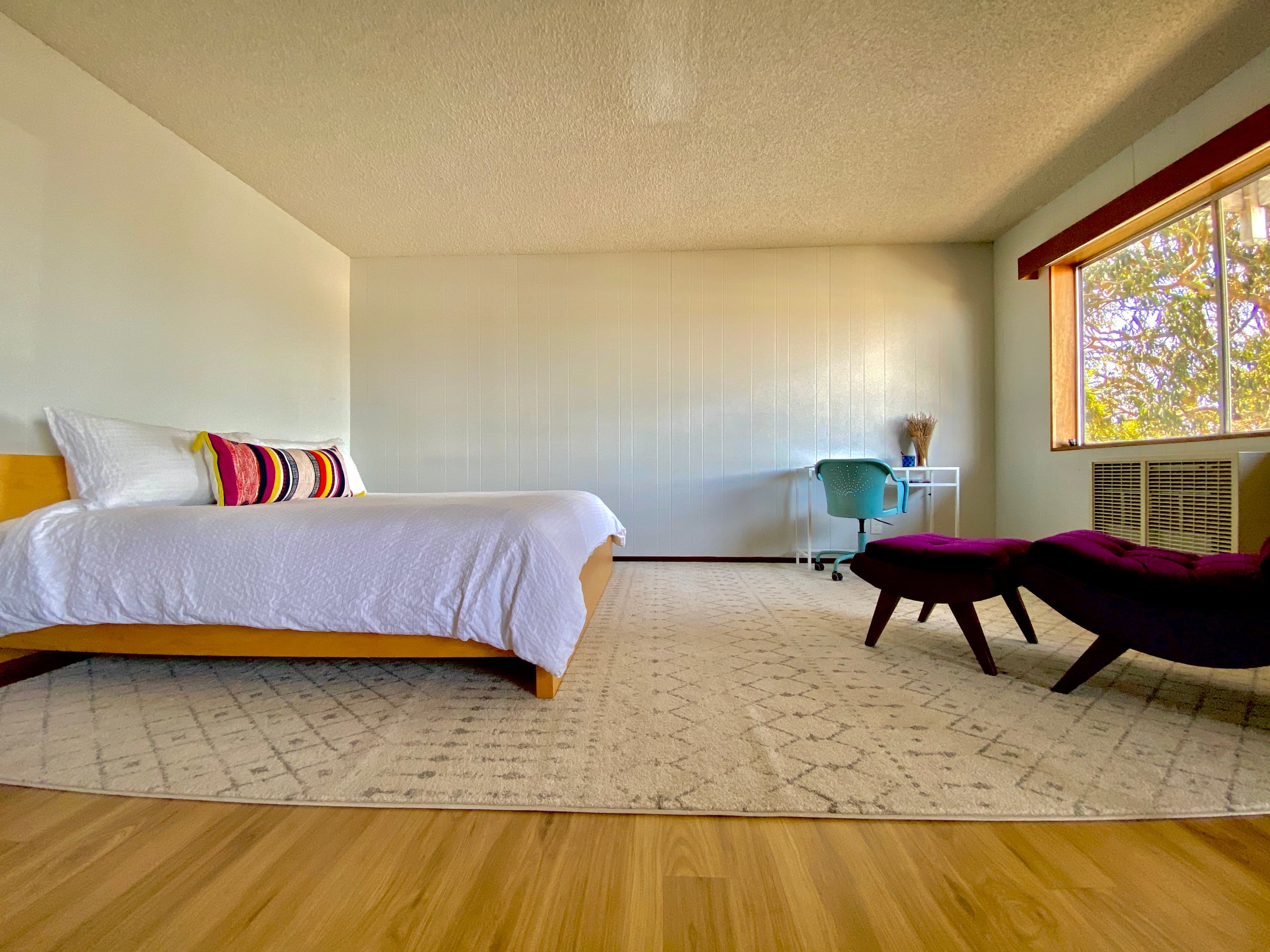 Chic, sun-drenched studio w/views and parking. - Image 2