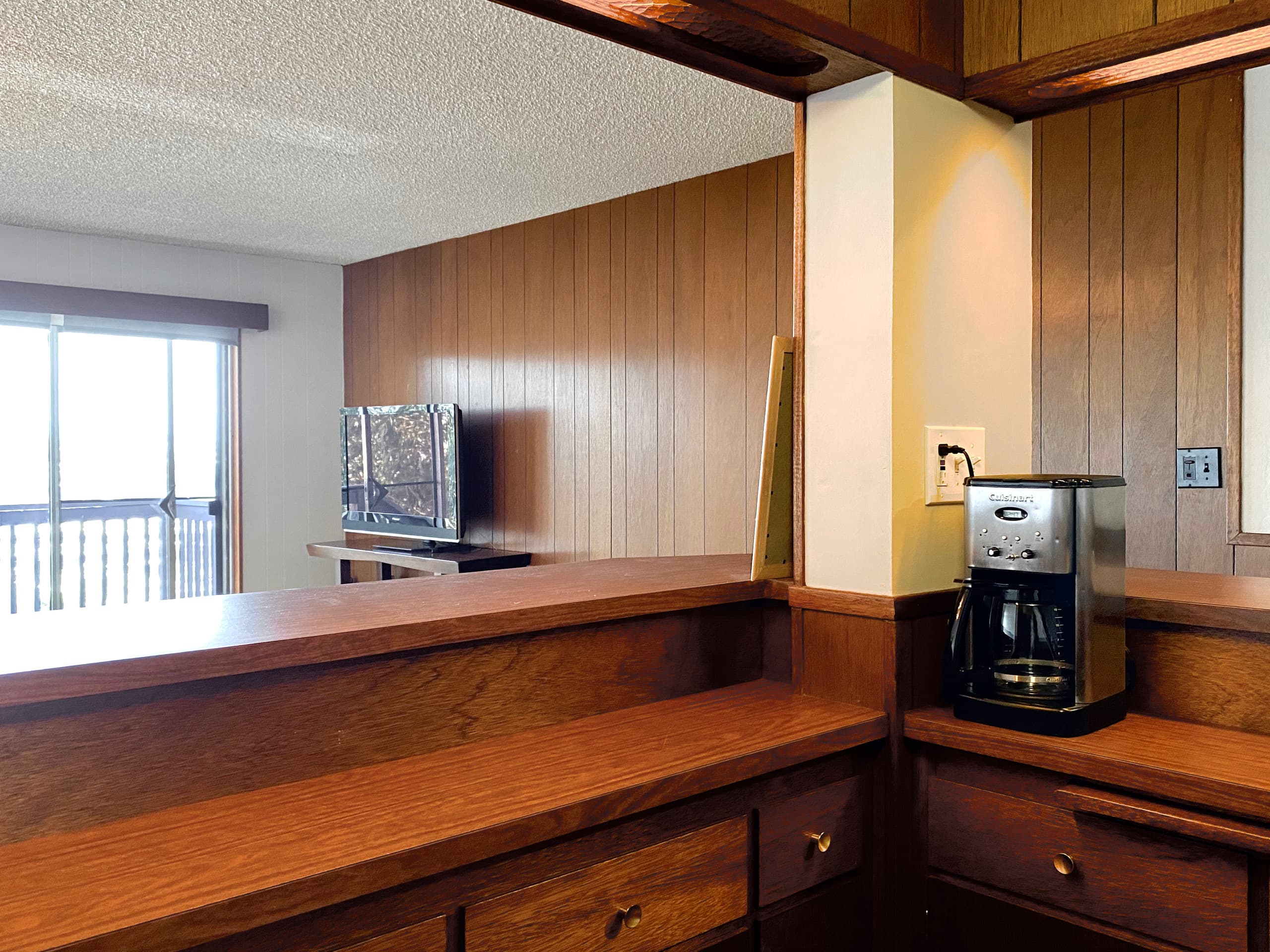 Chic, sun-drenched studio w/views and parking. - Image 22