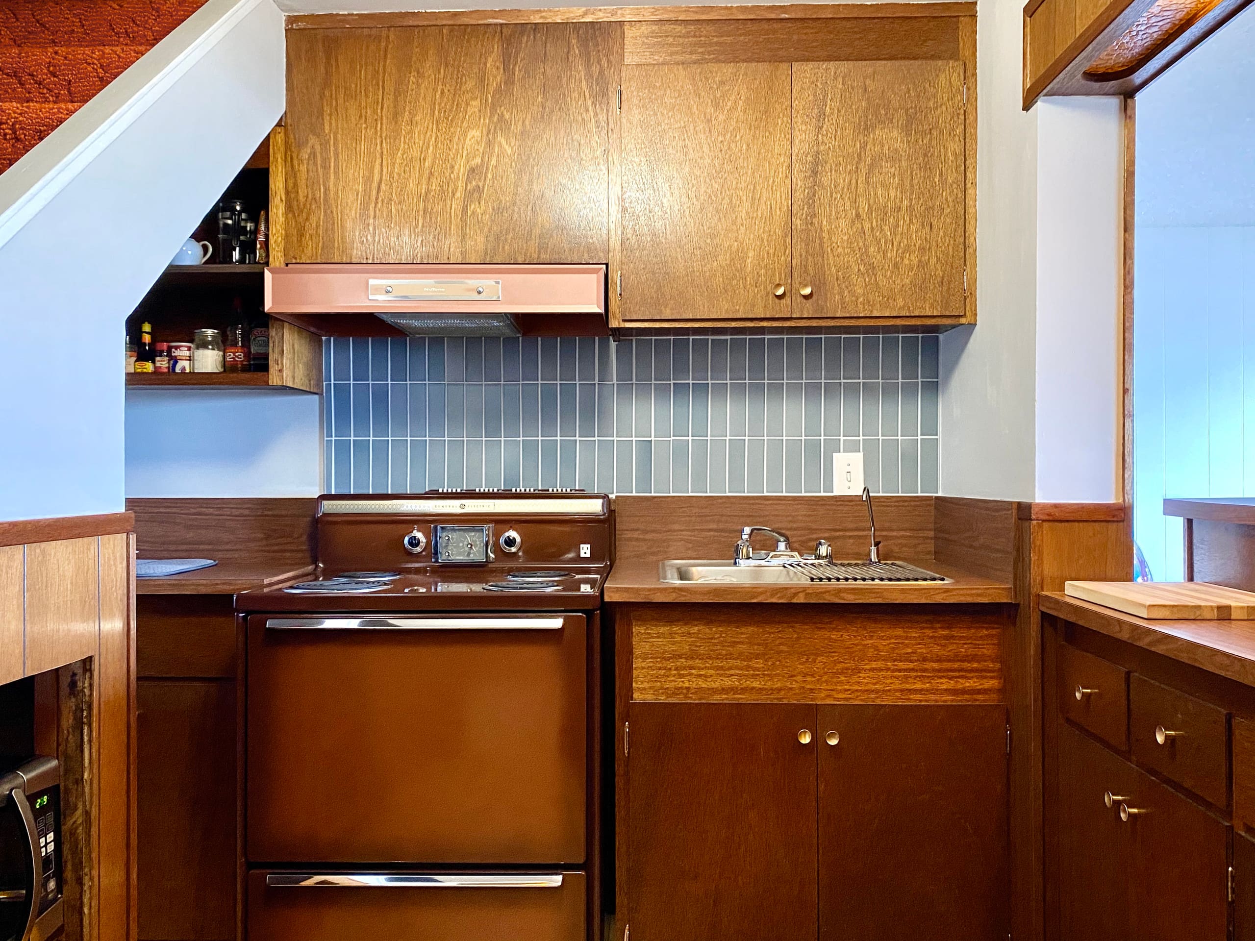 Chic, sun-drenched studio w/views and parking. - Image 20