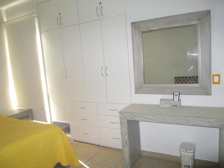 GLAVNA SPAVAĆA SOBA I KOMODA U ORMARU