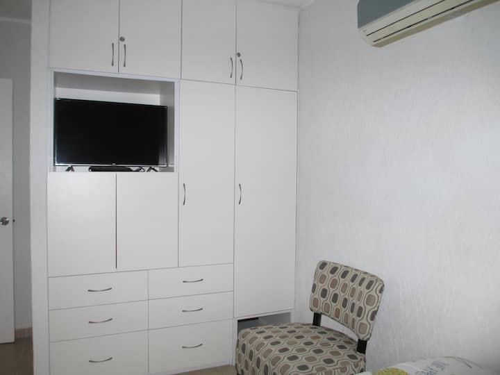 ORMAR I TV U SPAVAĆOJ SOBI 2