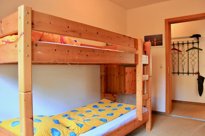 Chumba cha 2 cha kulala
kilicho na kitanda cha ghorofa na...