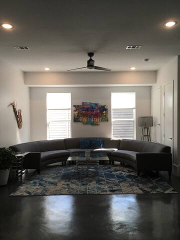 HOUSE OF MUSIC – Modern + Contemporary Dallas Home gallery image 2