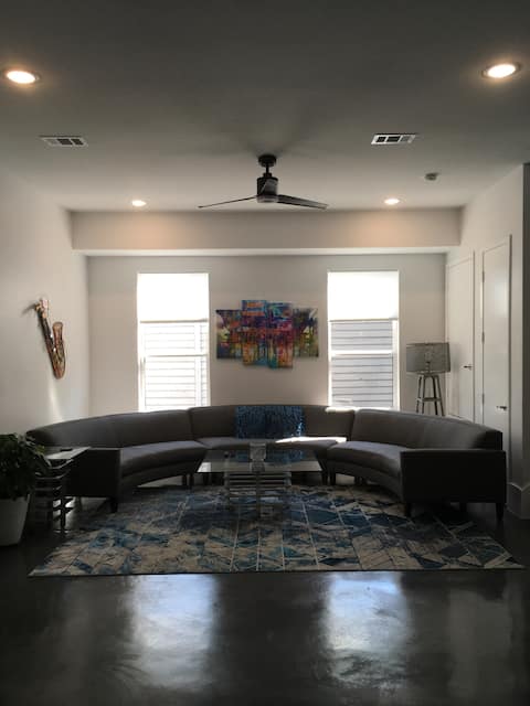 Popular Airbnb listing: HOUSE OF MUSIC - Modern + Contemporary Dallas Home in Los Altos