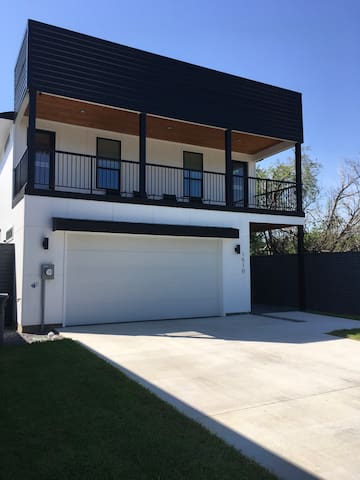 HOUSE OF MUSIC – Modern + Contemporary Dallas Home