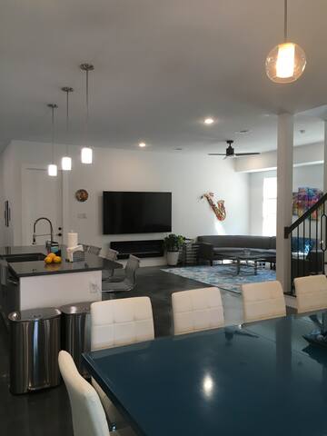 HOUSE OF MUSIC – Modern + Contemporary Dallas Home gallery image 3