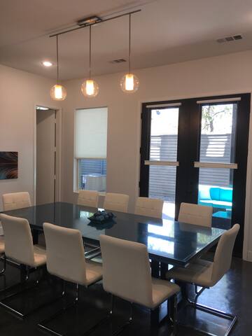 HOUSE OF MUSIC – Modern + Contemporary Dallas Home gallery image 5