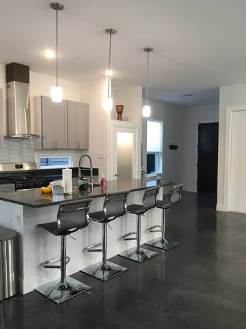 HOUSE OF MUSIC – Modern + Contemporary Dallas Home gallery image 4