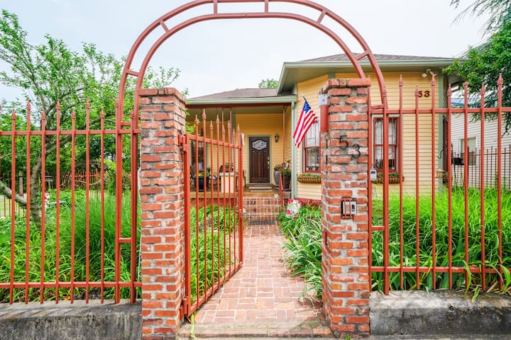 DT 4BR & 2 baths for 10 FREE Gated Park; Pets