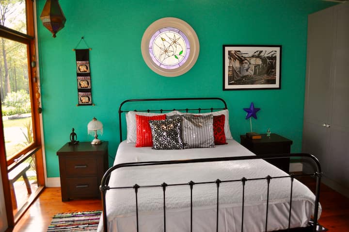 标准双人床卧室