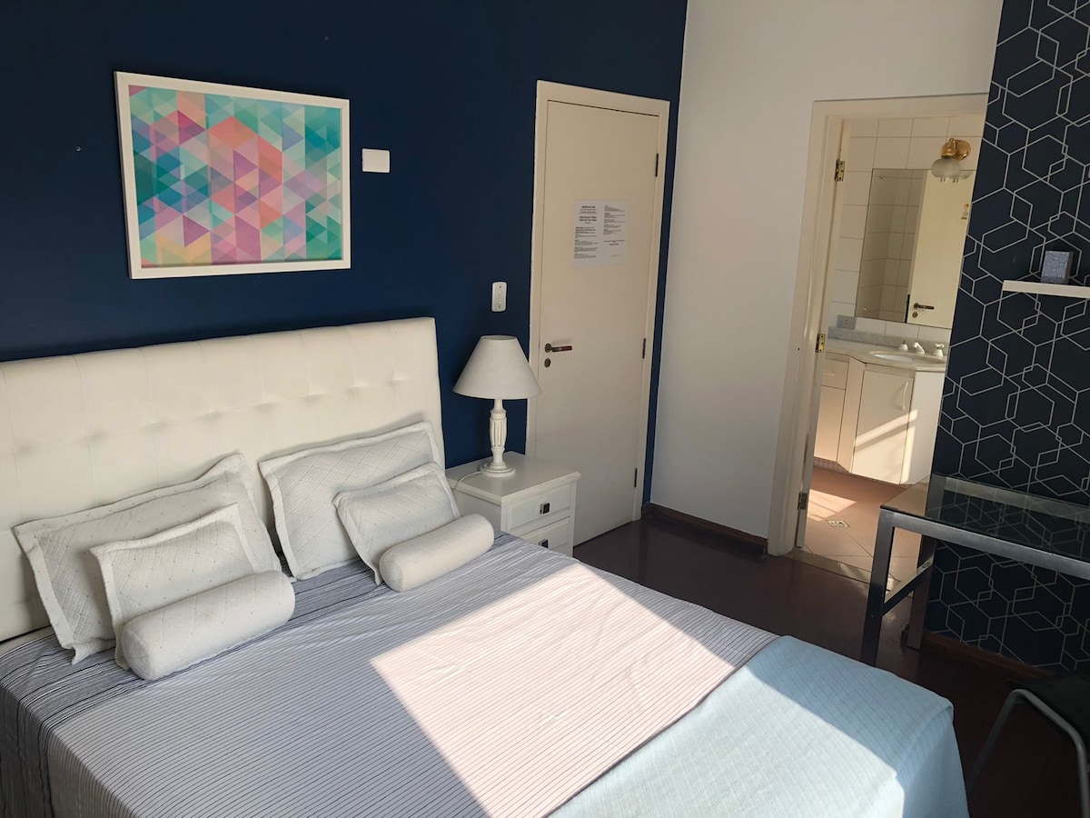 PLNE VYBAVENÝ APARTMÁN! MANŽELSKÁ POSTEĽ, EXKLUZÍVNA KÚPEĽŇA,obrovský úložný priestor na oblečenie, stropný ventilátor,písací stôl, posteľná bielizeň, posteľná bielizeň. Kuchyňa a vlastná izba pre hostí. EXKLUZÍVNY apartmán pre hostí. V blízkosti  obchodov Morumbi,Rochavera ,WTC,AvBerrini,EmbUSA