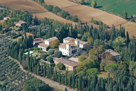 Airbnb con migliori performance: Gorgeous 17th c. Villa beautiful gardens & pool a Monte San Savino
