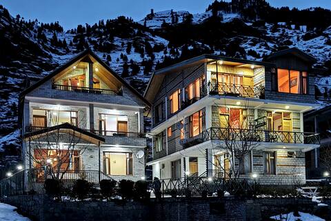 Manali Room with balcony at Clifftop, Manali