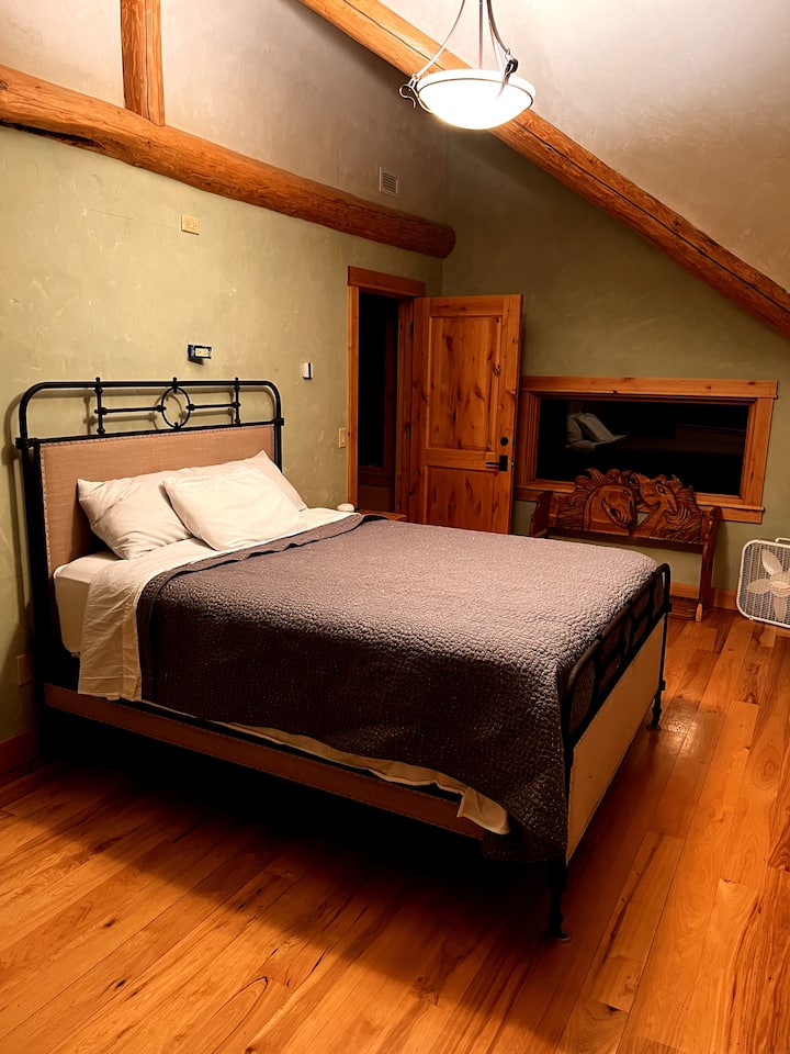 Chambre d'amis, lit queen size.