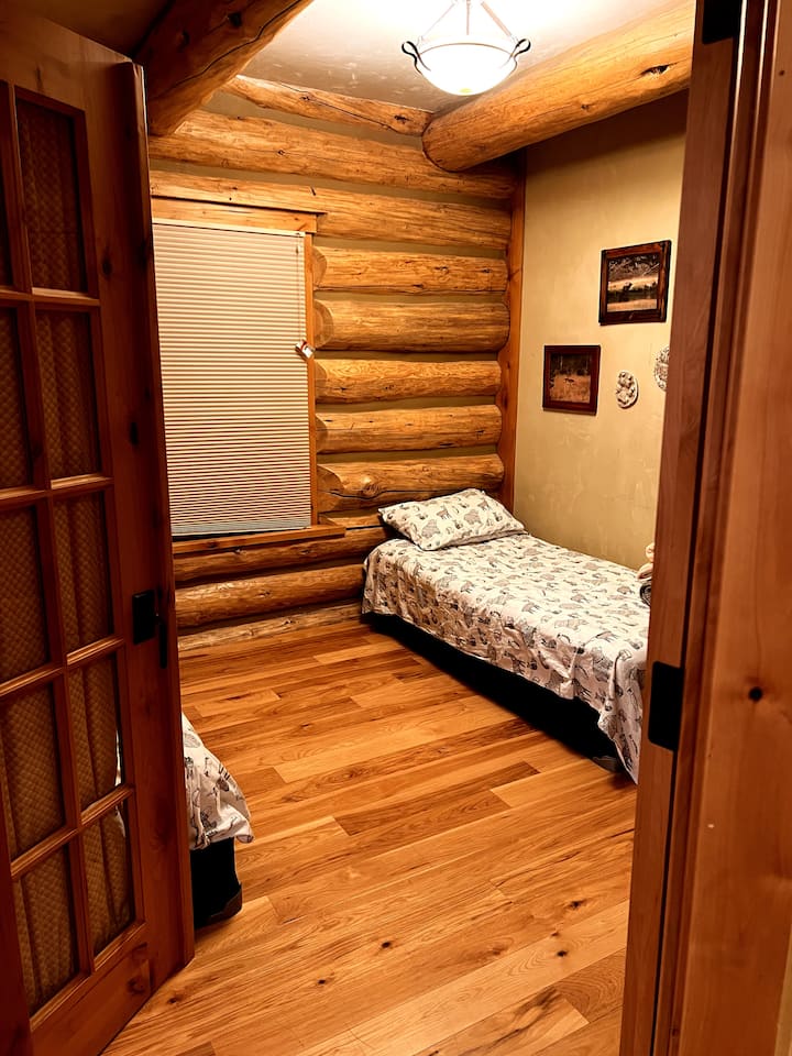 Premier étage ; 2 lits simples ; portes-fenêtres.