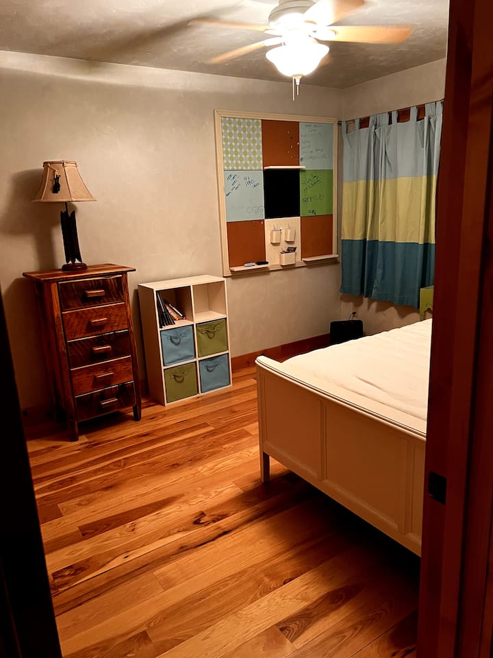 Chambre pour enfants/voyageurs ; placard pleine grandeur, lit double.