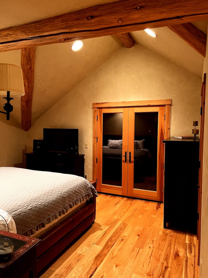 Marcher dans la chambre principale depuis un long couloir privé. Le maître dispose de son propre balcon privé avec vue sur le canyon.