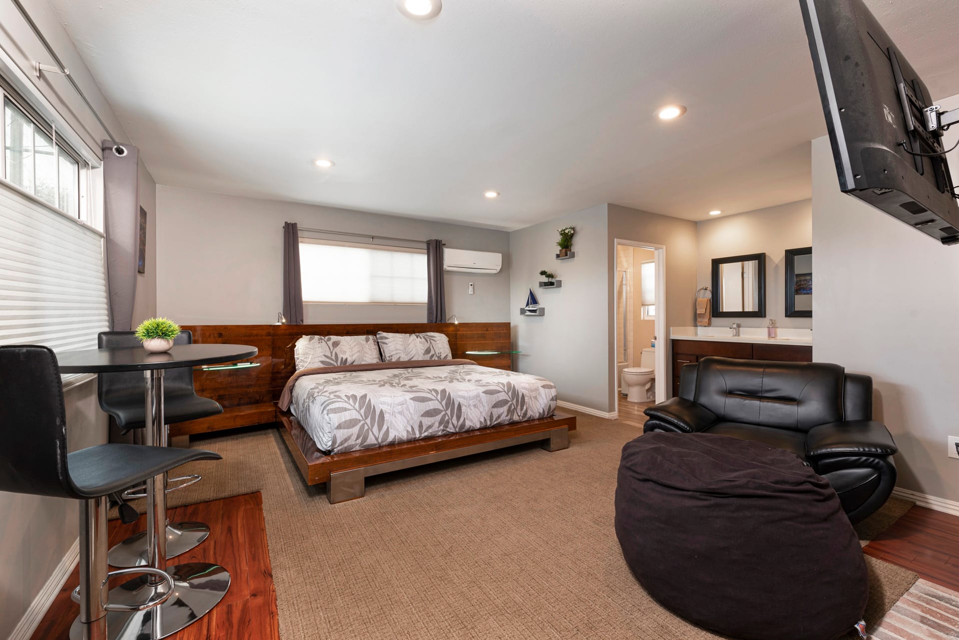 5 min to LAX, Private Entrance, Studio Apartment