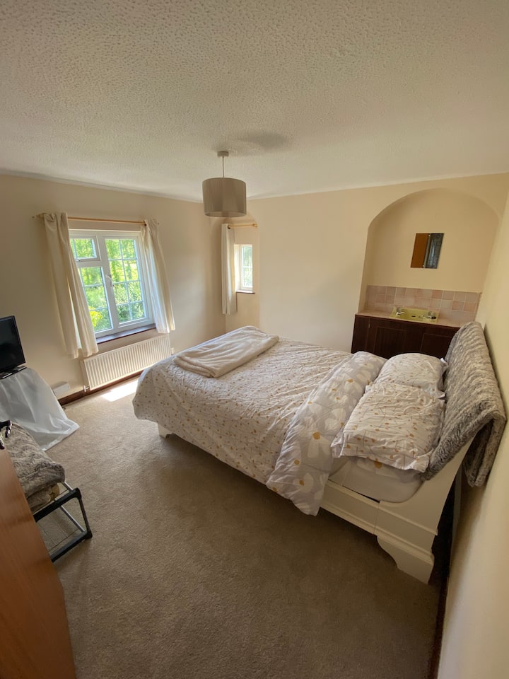 Charming bright family cottage near Cheddar Gorge