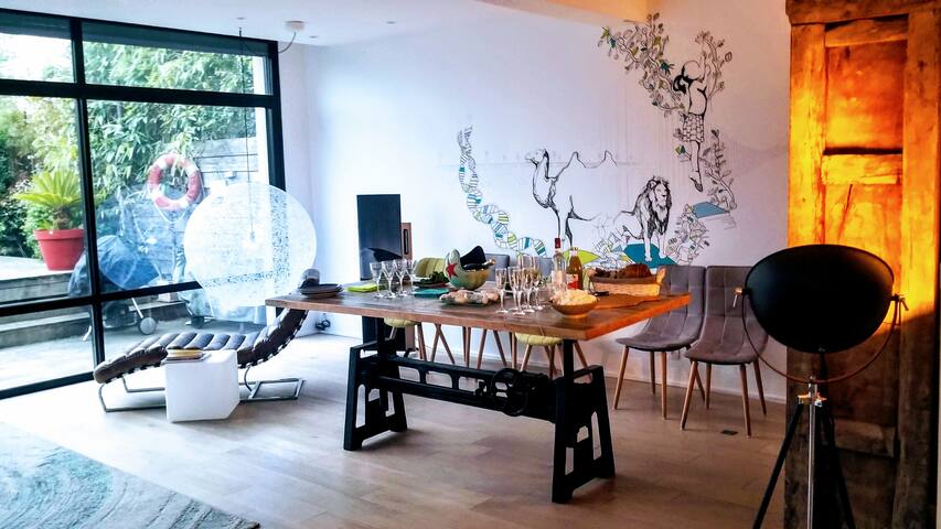 Designer house, walking distance to center, pool. gallery image 5