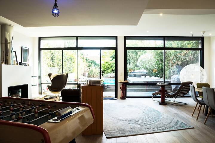 Designer house, walking distance to center, pool. gallery image 2