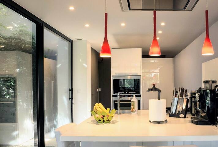 Designer house, walking distance to center, pool. gallery image 4