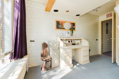 "On the Canal" Beautiful Room