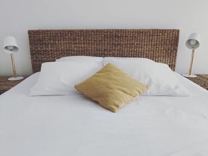 Une chambre épurée et sobre en harmonie avec la nature environnante. Les draps sont lavés avec une lessive écologique et sans parfum de synthèse. Douce nuit...