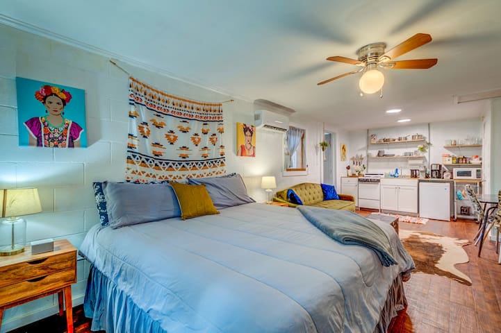 Boho Converted Garage Apt. - Cozy & Convenient!