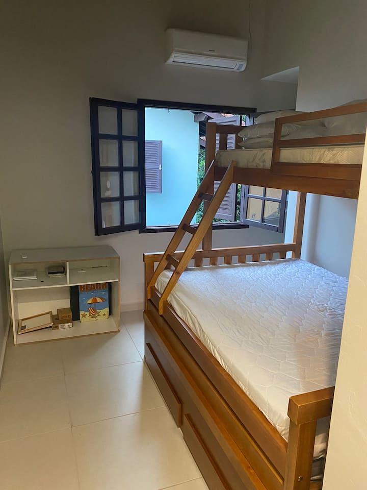 套房3张双层床下层双人床和上层单人床