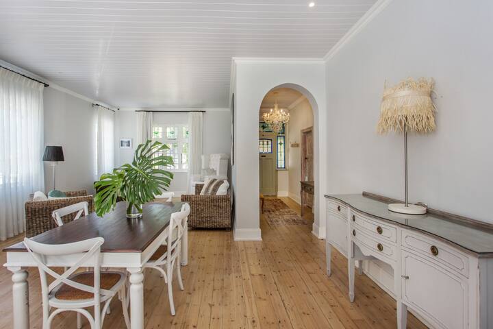 Period Cottage near Chelsea Villiage gallery image 5