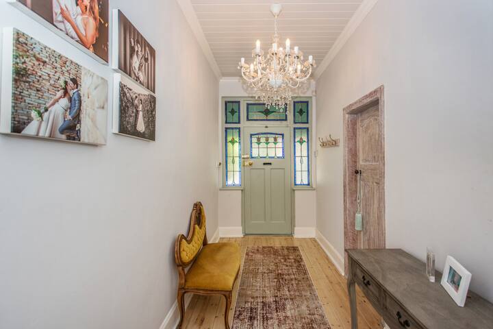 Period Cottage near Chelsea Villiage gallery image 4