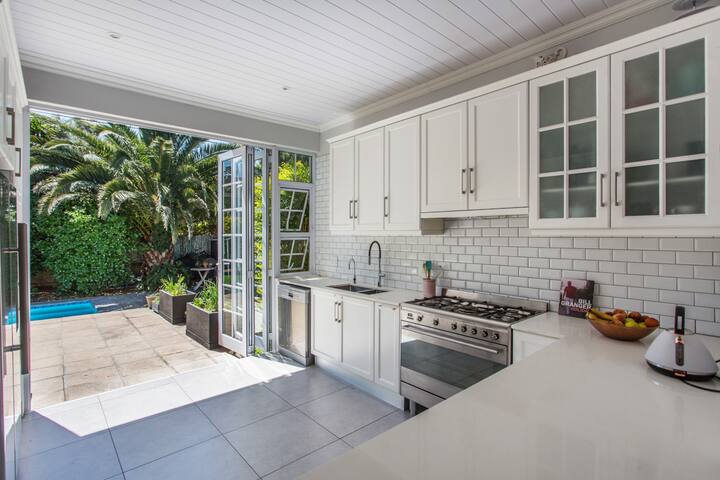 Period Cottage near Chelsea Villiage gallery image 2