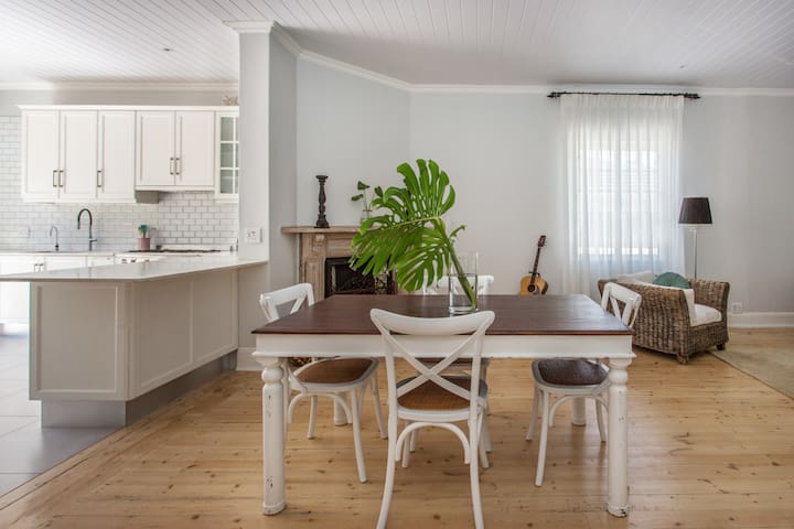 Period Cottage near Chelsea Villiage